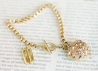 Pulseira delicada com pingente de coração e strass